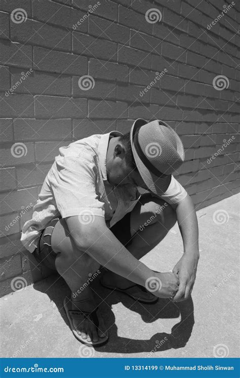 Hombre Que Se Pone En Cuclillas Imagen De Archivo Imagen De Caliente