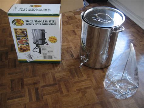 If you regularly want to cook large roasts, or even boil or steam larger quantities of food, then the turkey fryer makes an ideal addition to your kitchen appliances. Bass Pro 30 Quart Stainless Steel Turkey fryer (Pot only ...