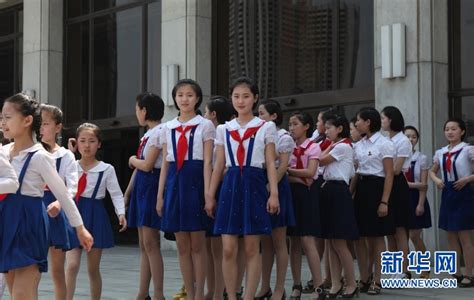 西方记者看不到的朝鲜：朝鲜校园女生国际新闻环球网