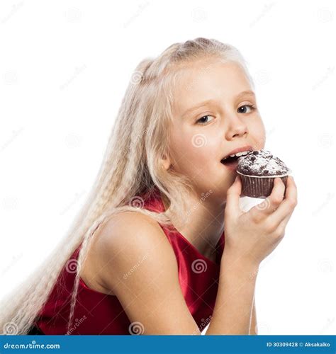 M Dchen Das Einen Schokoladenkuchen Bei T Stockfoto Bild Von Getrennt Betrieb