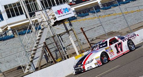 Migliaia di nuove immagini di alta qualità aggiunte ogni giorno. Bryan Reedy ready for Motor Mile Speedway, personal ...