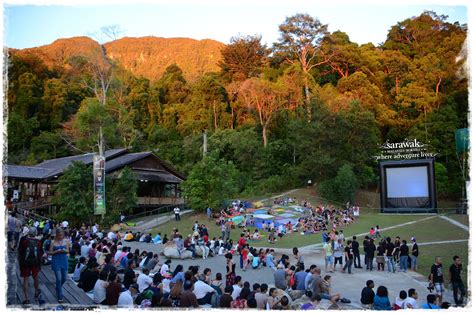 Het rainforest world music festival is een jaarlijks driedaags evenement in sarawak, borneo, waar bands en artiesten letterlijk vanuit elke hoek van de wereld te zien zijn. Sarawak Malaysia Borneo: Memoir of Rainforest World Music ...