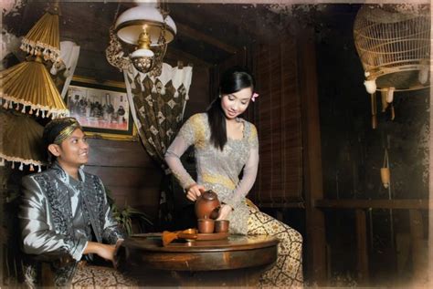 Sedangkan mengutip dari kamus besar bahasa indonesia, pakaian adat adalah pakaian resmi khas. 16 Inspirasi Foto Prewedding Bertemakan Tradisional! Berkesan Arif Dan Berbudaya!