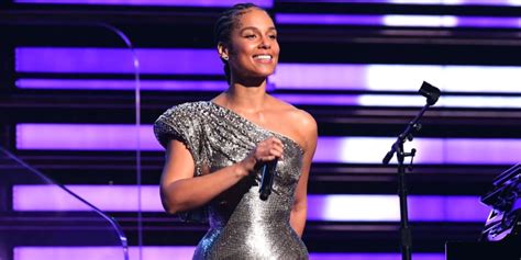 Grammys Host Alicia Keys Wears 5 Looks Throughout The Night