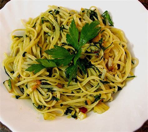 Mit Knoblauch und Chili aromatisierte Spaghettini in Olivenöl Pasta