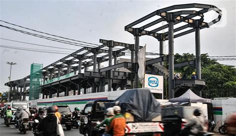 Mamantau Progres Revitalisasi Halte Transjakarta Kebon Pala Foto