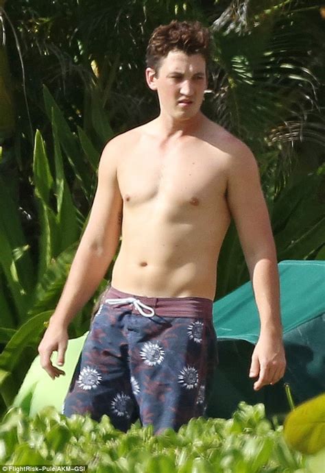 Miles Teller S Girlfriend Keleigh Sperry Wears A Teal Bikini On Romantic Holiday In Maui Daily