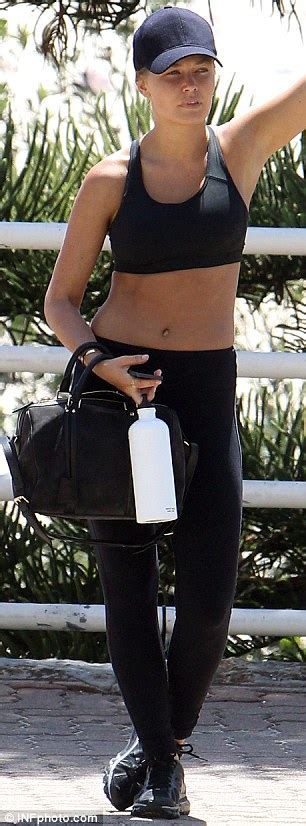 Lara Bingle Shows Off Her Toned Tummy After Dropping 26lbs Daily Mail