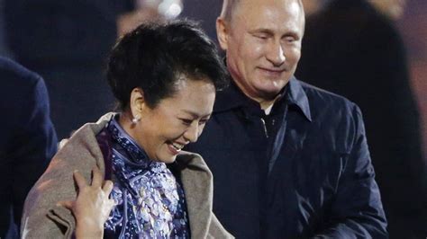 Putin Gives Shawl To Chinas First Lady Video