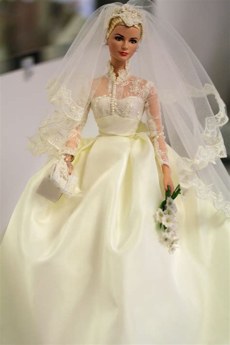 Als hochmittelalter oder hohes mittelalter wird in der mediävistik die von der mitte des 11. Grace Kelly Bride Doll Collectible-Photo by DJ Nelson ...