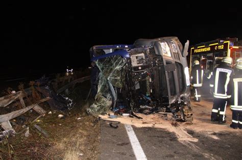 Schwerer Lkw Unfall Auf Der A2 59 Jähriger Fahrer Eingeklemmt