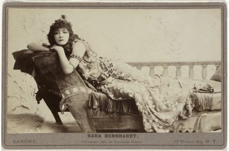 Georges Jules Victor Clairin Portrait De Sarah Bernhardt à Demi