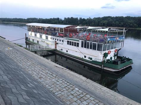 Occasionally red or colorsided individuals will be seen. Barka Atena Hostel, ul. Bulwar Filadelfijski 1, Toruń ...