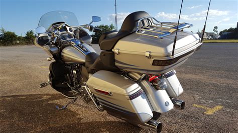 Die road glide hat deutlich weniger gedöns dran, hat mehr hubraum und auch dadurch mehr ps willkommen im forum. 2016 CVO Road Glide Ultra - Harley Davidson Forums