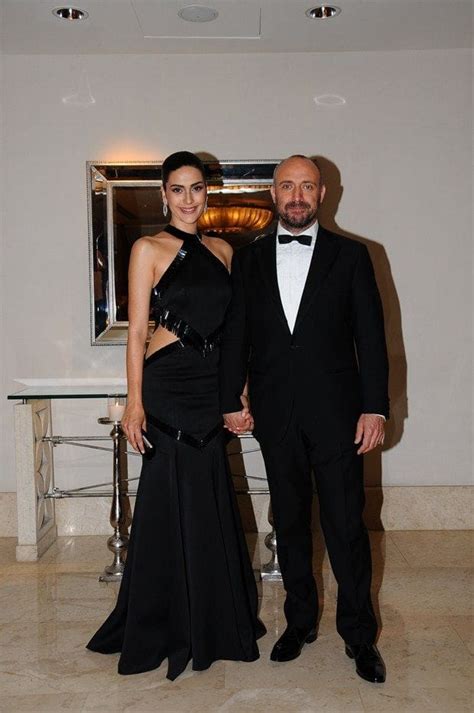 Ünlü oyuncu bergüzar korel kilolu haliyle dikkat çekti! Bergüzar Korel with her husband Halit Ergenc