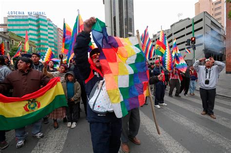 Indígenas Recuerdan A Evo Morales Con Una Marcha De Banderas En Bolivia