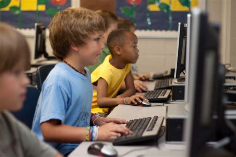 무료 이미지 컴퓨터 사람 인터넷 어린이 방 교육 교실 재학생 배우다 배우기 Pc 어린 소년