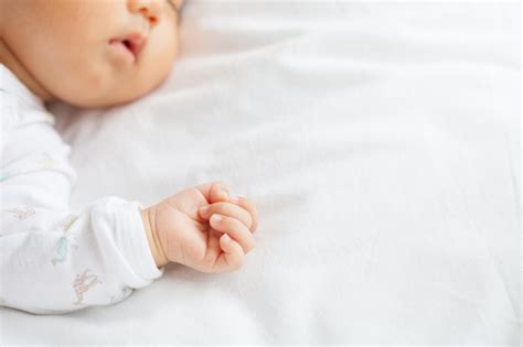 生後1ヶ月の赤ちゃんの特徴｜成長の目安や子育てのポイントを解説 Aqレントマガジン