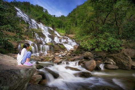 Inilah rekomendasi tempat wisata terbaik di malaysia yang wajib banget kamu kunjungi. Air Terjun Mae Ya Dikatakan Pemandangan Paling Cantik Di ...
