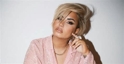 These photos were done by a photographer called angelo kritikos in february this year! Demi Lovato 2021 / DEMI LOVATO STARTS 2021 WITH VERY SHORT HAIR: PASTEL PINK ... / Demi lovato ...