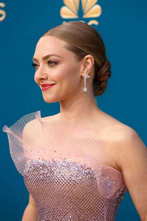 Amanda Seyfried Serves Up Mermaidcore On The 2022 Emmys Red Carpet—see