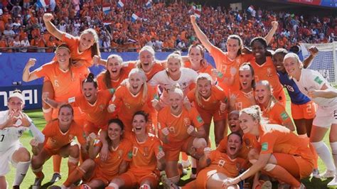 Deze salarissen verdienen de grootverdieners van de oranje leeuwinnen. Oranje Leeuwinnen nu al helemaal klaar voor Olympische ...
