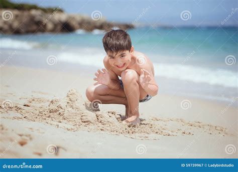使用与在海滩的沙子的孩子 库存图片 图片 包括有 旅行 孩子 沙子 布琼布拉 表达式 撒丁岛