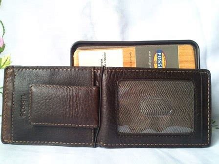 The accuweather shop is bringing you great deals on lots of dockers men's wallets including rfid wallet with magnetic money clip. BRANDED ITEM FOR LESS: Fossil Bolton Magnetic Bifold Front Pocket Wallet, ML5026200