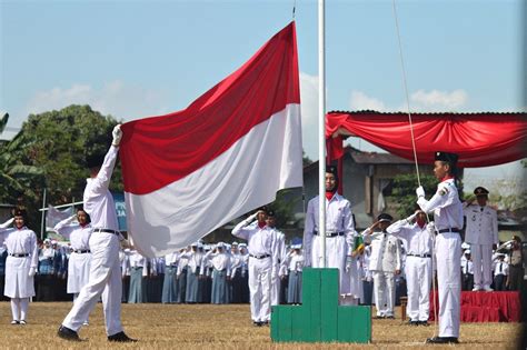 Pengibar Bendera Merah Putih Pada Saat Upacara Proklamasi Kemerdekaan