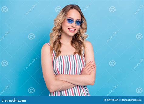 Photo Portrait Blonde Woman In Sunglass Smiling Crossed Hands Confident