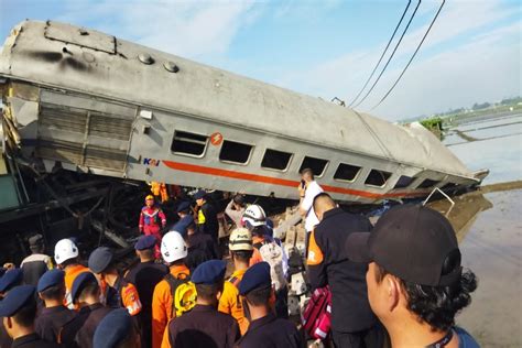 Kai Baru Konfirmasi 1 Prama Meninggal Korban Tabrakan Kereta Di Bandung