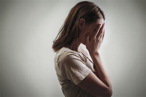 Potret Wanita Depresi Menutupi Wajah Dengan Tangannya Tampilan Samping Foto Stok Unduh Gambar