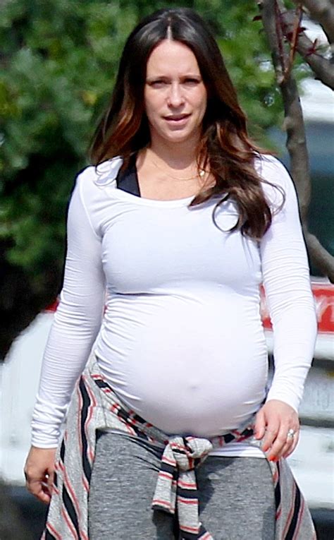 Fresh Faced Jennifer Love Hewitt Flaunts Her Bigger Baby Bump E