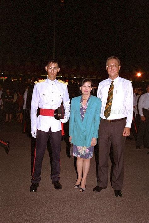 Goh chok tong (born 20 may 1941; A FAMILY PHOTO OF PRIME MINISTER GOH CHOK TONG, HIS WIFE