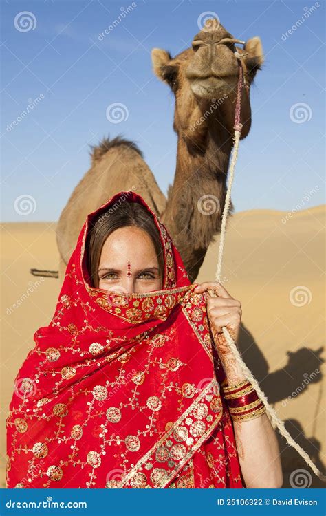 Mujer Que Sostiene Un Camello En El Desierto Foto De Archivo Imagen