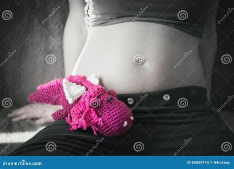 Schwangere Frau Mit Dem Nackten Bauch Und Angef Lltem Spielzeug Stockfoto Bild Von Gl Ck