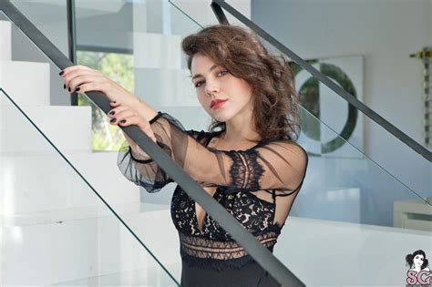 Wallpaper Milenci Model Brunette Looking At Viewer Stairs