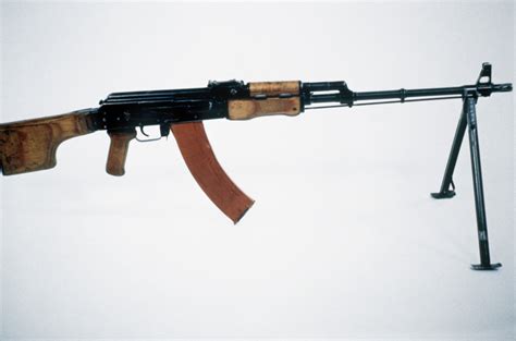 Eine rechte Seite eines sowjetischen 7,62mm RPK-Leichtmaschinengewehrs