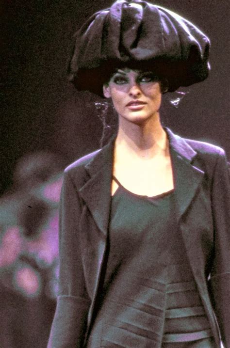 Linda Evangelista For Comme Des Garçons Runway Show Fall 1992 Rtw Condé