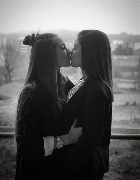 Пин на доске Girl Kiss Girl Lesbian Kiss