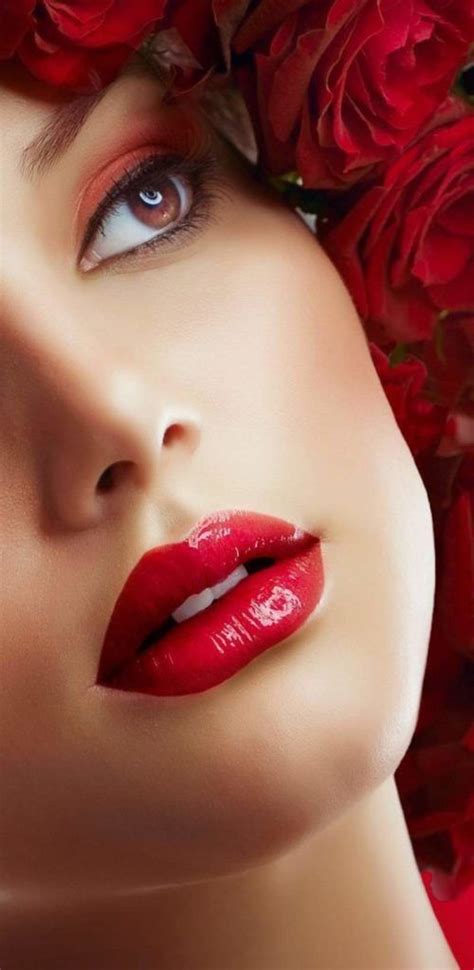 smokey eyes with red lips thats sensous and seductive hike n dip beautiful lips glamour