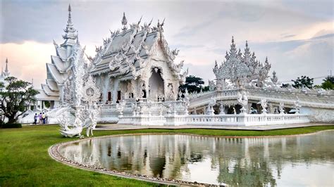 Its creation was privately funded by the local chiang rai artist chalermchai kositpipat as an offering to buddha. White Temple, Chiang Rai, Thailand [4096x2304 ...