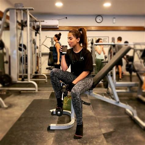 Ushna Shah Latest Pictures In The Gym Reviewitpk
