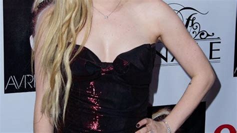 Avril Lavigne Se Desnuda Tras Una Guitarra Cuore