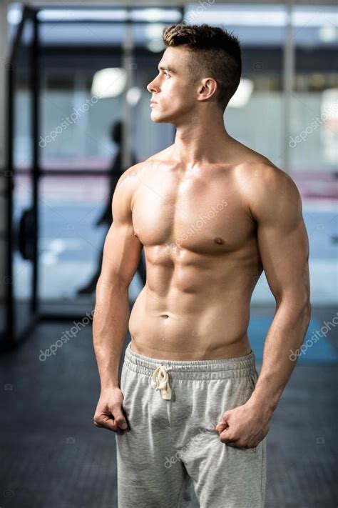 Fit hombre musculoso posando sin camisa fotografía de stock