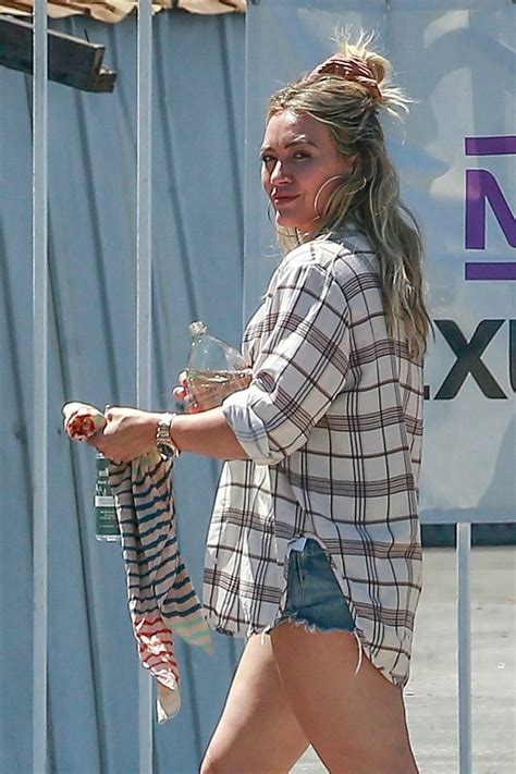 Hilary Duff In Street Outfit Domingo S Italian Deli In La 08 02 2020 • Celebmafia