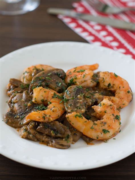 Como hacer conejo guisado con champiñones y zanahorias mezclamos y dejamos cocinar un par de minutos más. Champiñones al ajillo con langostinos (con imágenes ...