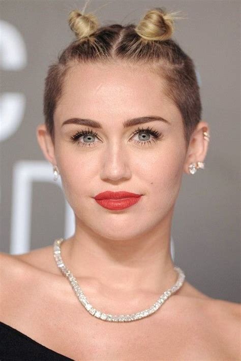 Hier zeige ich, wie man eine kurzhaarfrisur mit ein paar handgriffen umstylen kann. 30 Miley Cyrus Frisuren | Frisuren, Miley cyrus haare ...