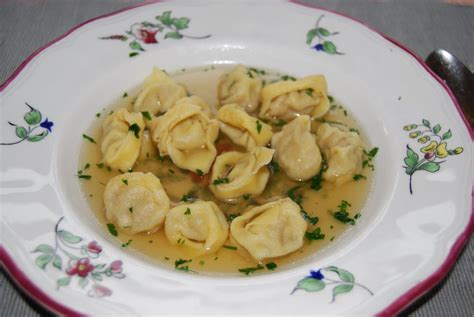 In questo caso, la pasta ripiena dev'essere lasciata a temperatura ambiente per circa una giornata per farla seccare leggermente. Bologna What To Do And What To Eat #1 Guide | Italy Time