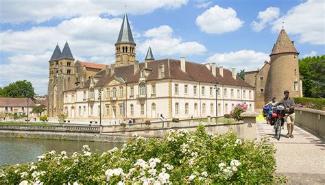 It is the sister city of bad dürkheim, germany and wells, england. La basilique de Paray-le-Monial | Tourisme en Bourgogne